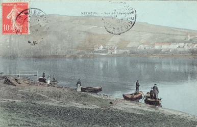 Blick auf Vetheuil am Ufer der Seine